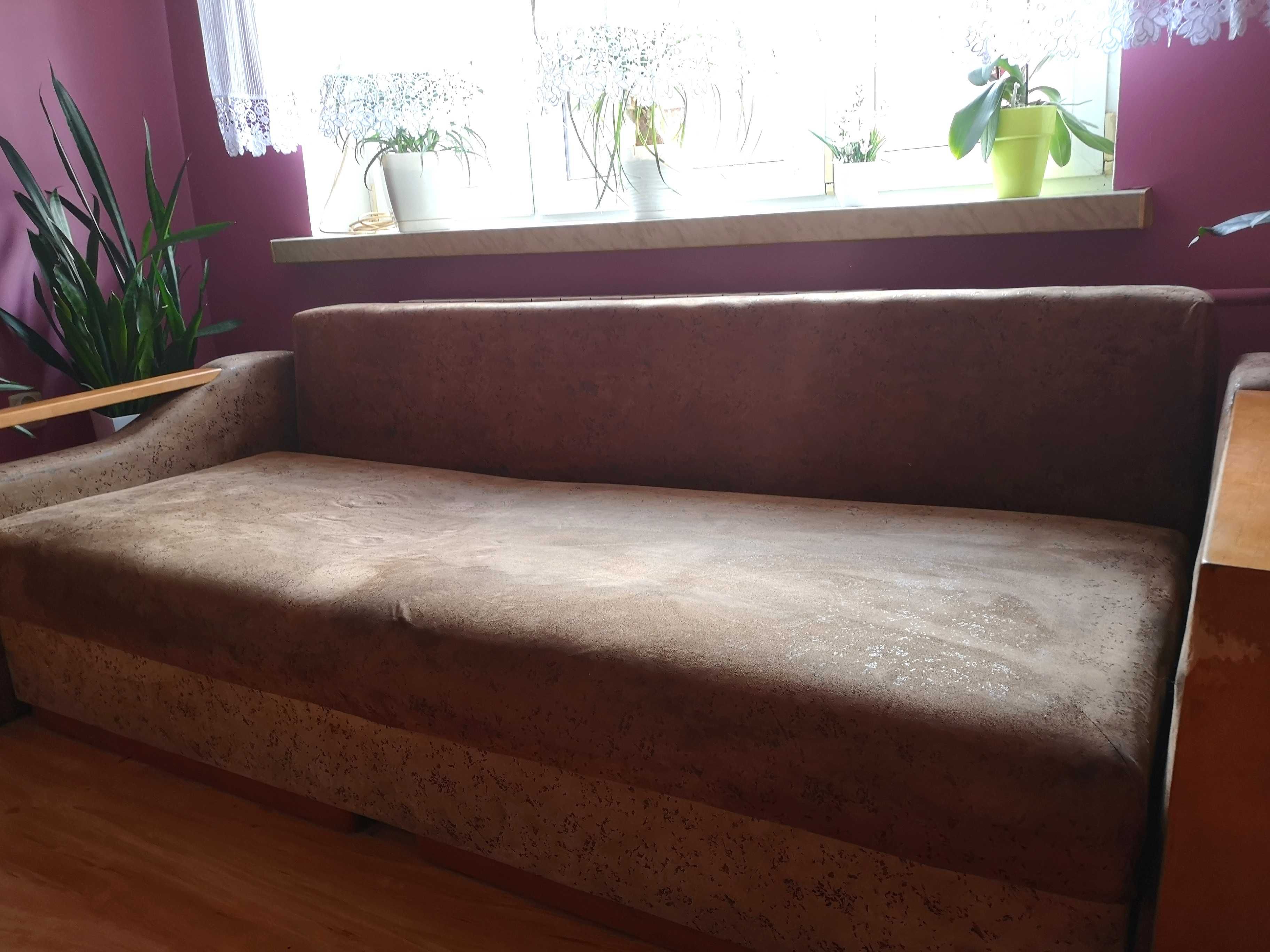Rozkładana, brązowa sofa