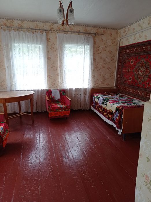 Гарний дім поряд з річкою в с.Брусилів