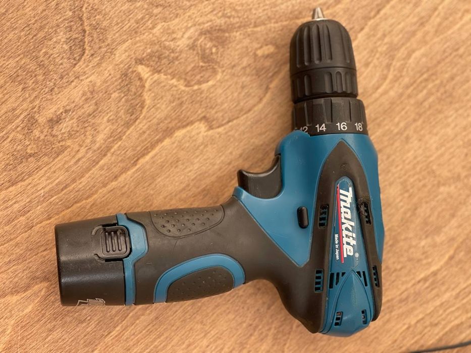 Шуруповерт 12В +2 батареї та зарядне