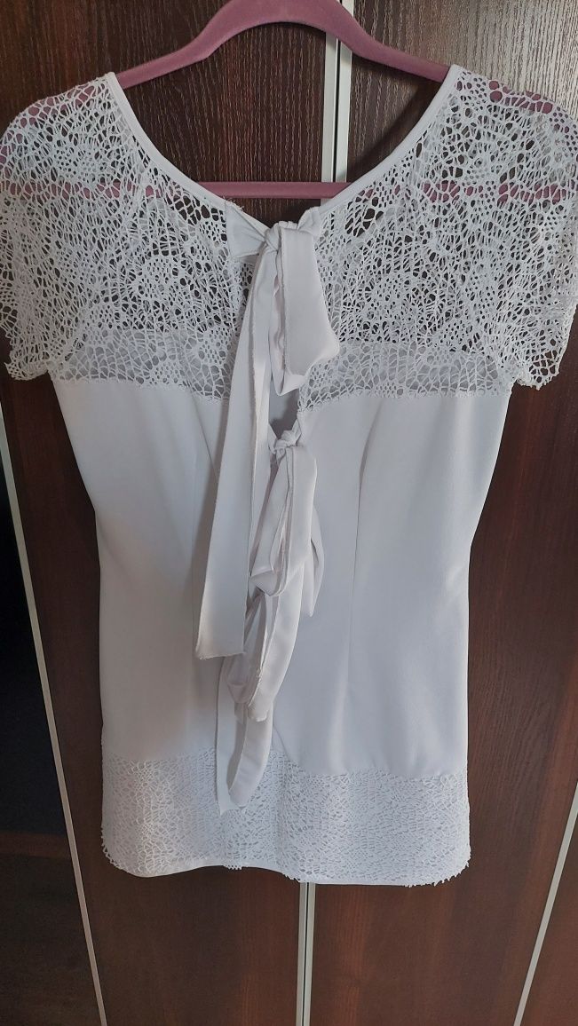 Sukienka biała wiązana na troczki