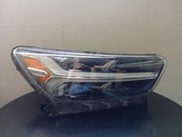 Volvo XC40 фара права