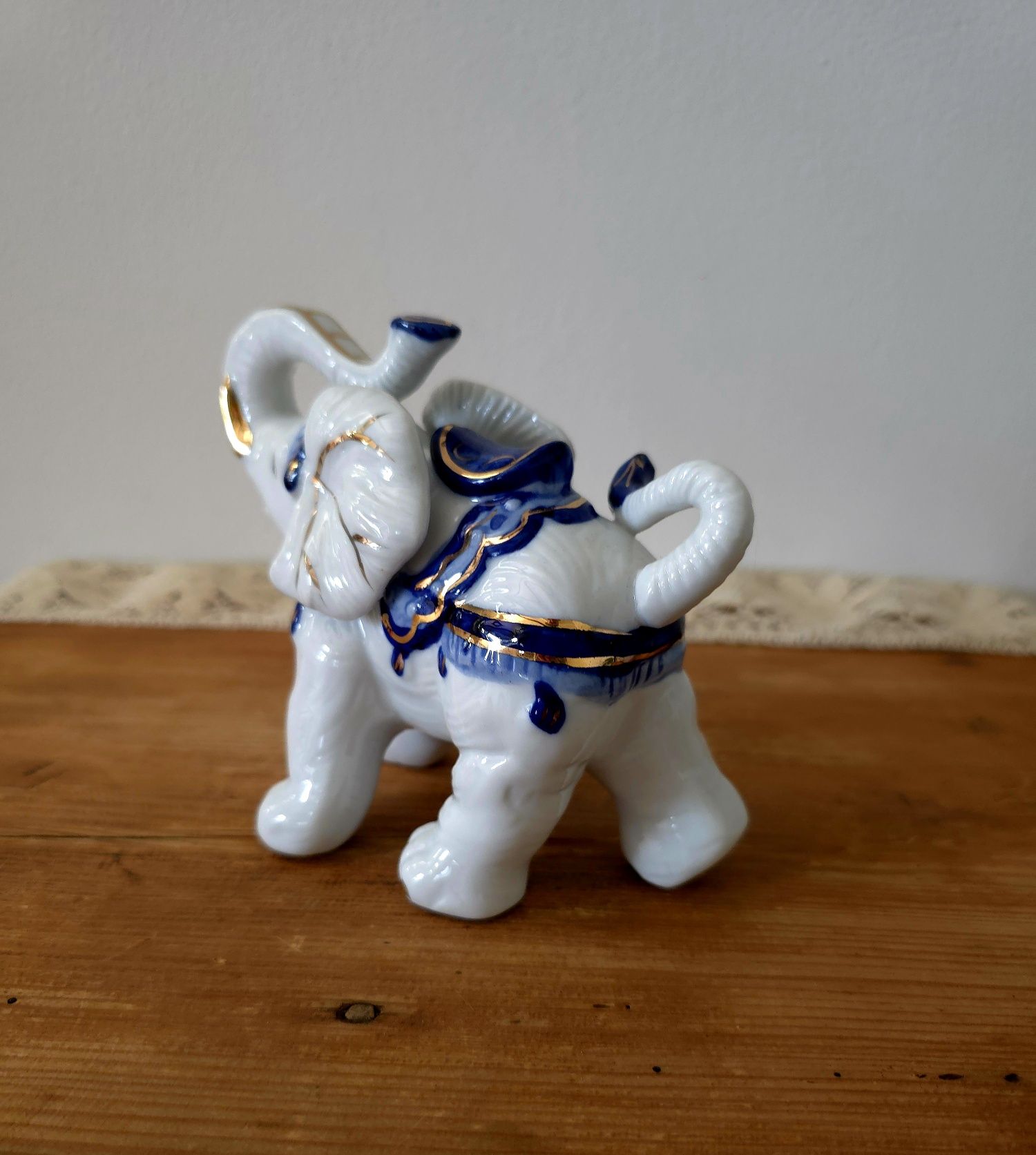 Porcelanowy słonik z uniesioną trąbą na szczęście lata 80'