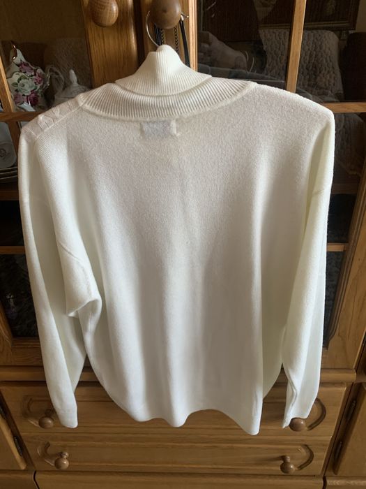 Білий. шерстяний гольфік з косичками зпереді