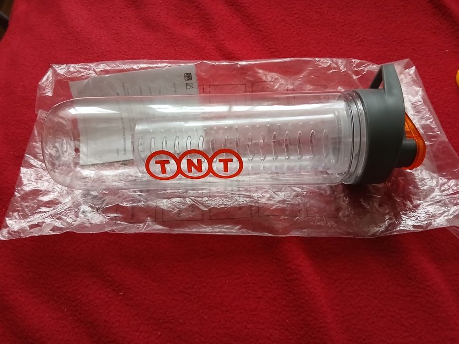 Butelka na wodę z wkładem na owoce.