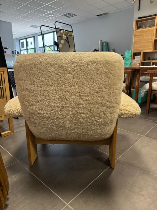 Fotel Brasilia Sheepskin na dębowych nogach