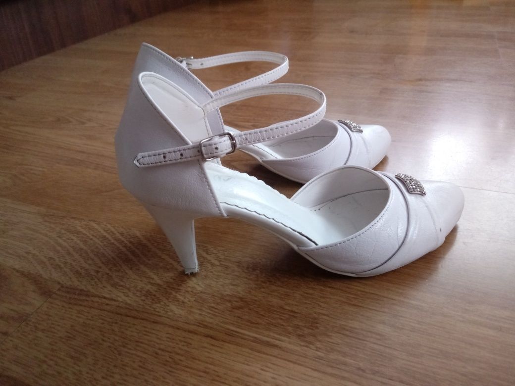 Buty ślubne białe