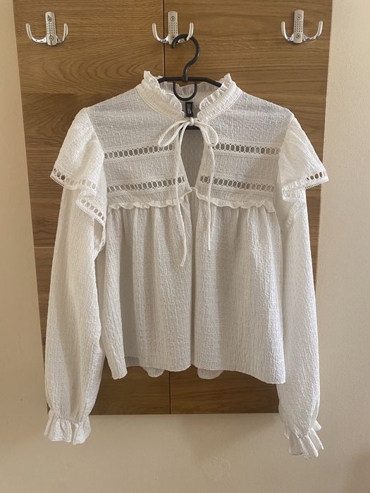 Біла жіноча блуза