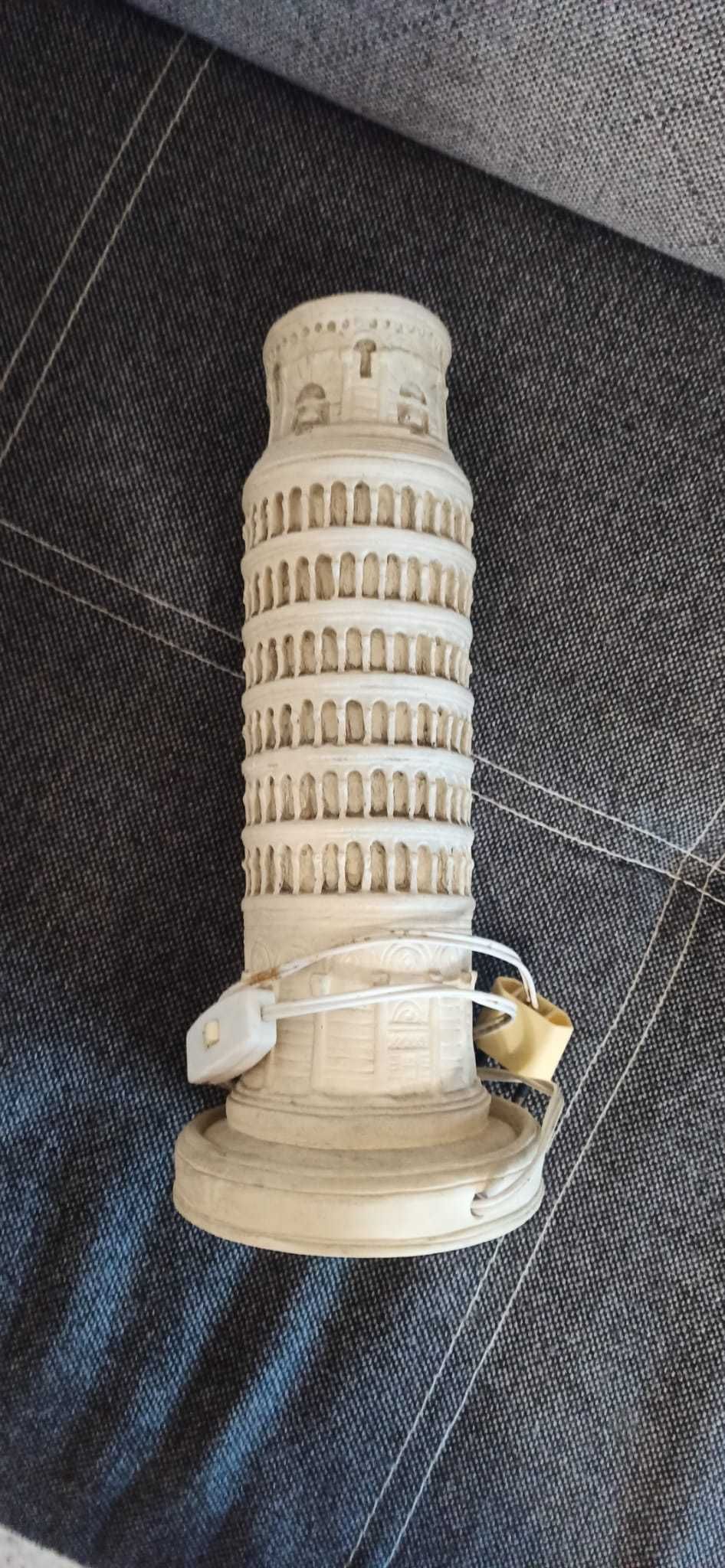 Lampka "wieża w pizie"
