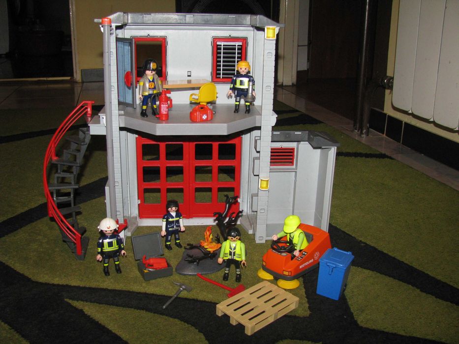 Sprzedam remizę plus zestaw sprzątający playmobil straż pożarna