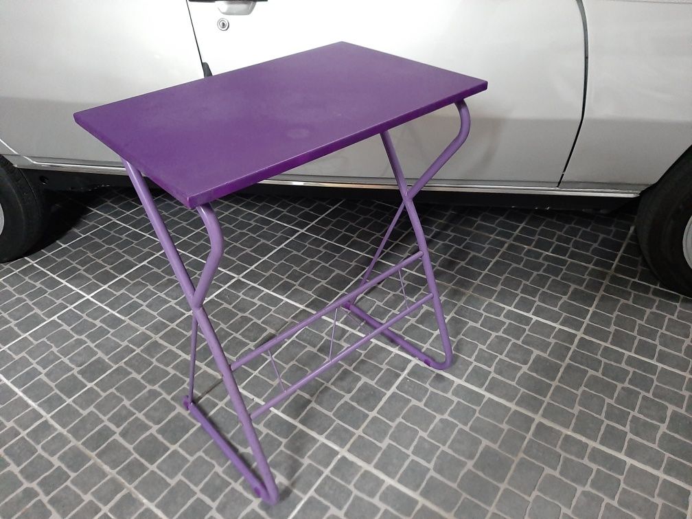 Mesa pequen violeta