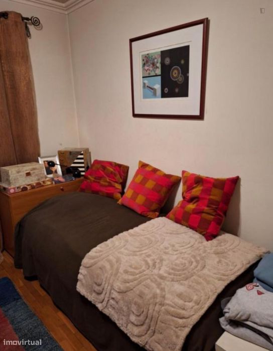 761878 - Sunny bedroom next to Laranjeiras...