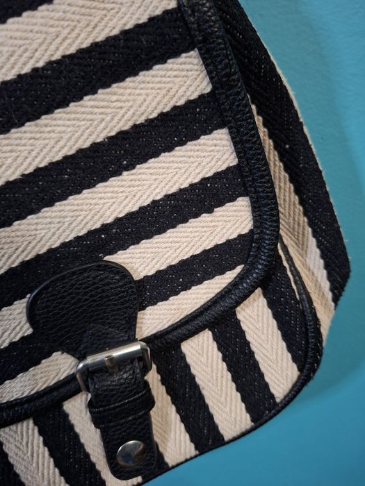 Mała czarnobiała torebka w paski Avon