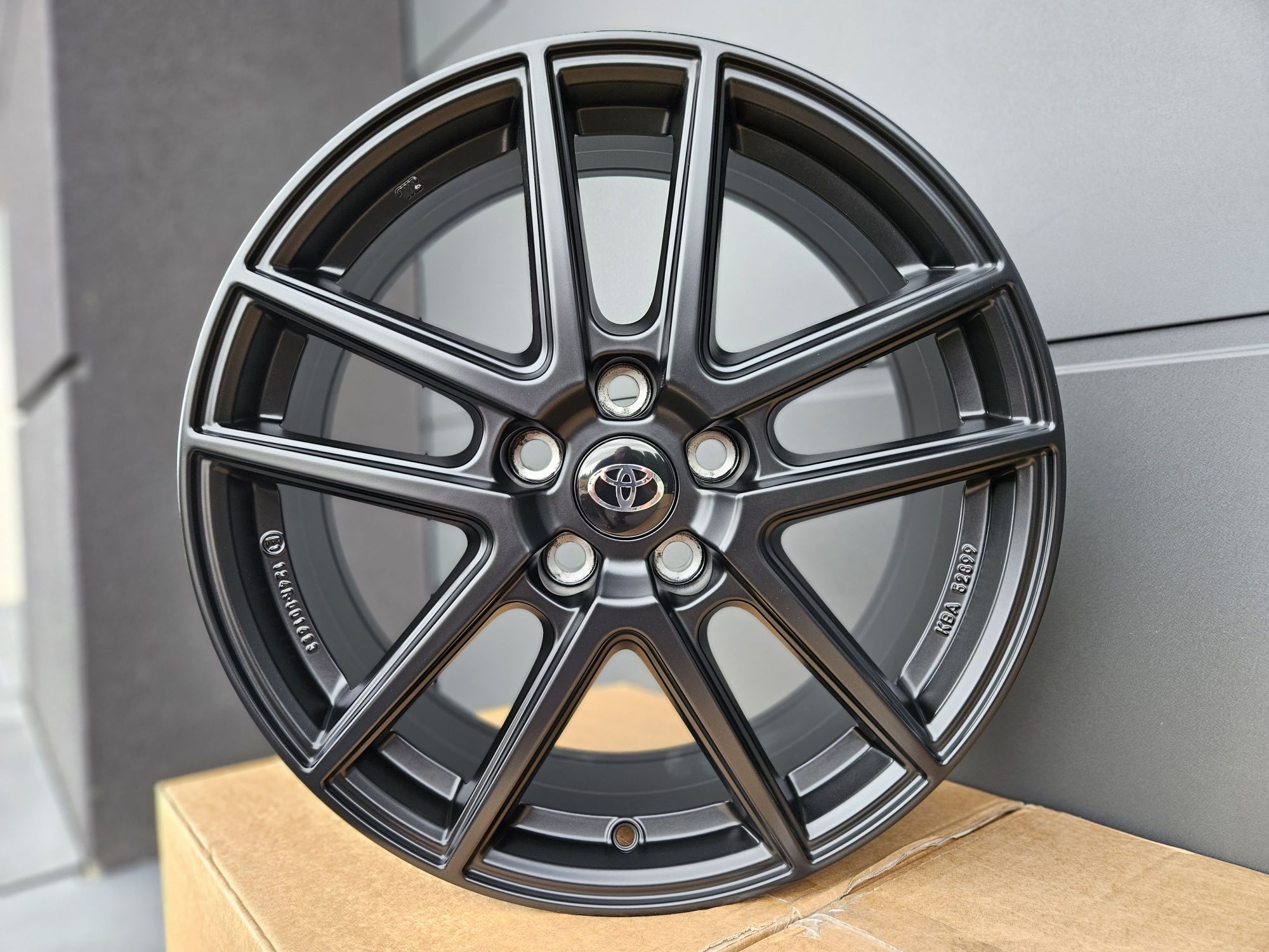 Toyota 18 " Nowe 5x114,3 RAV4 C-HR Corolla Cross CHR Czarne Felgi