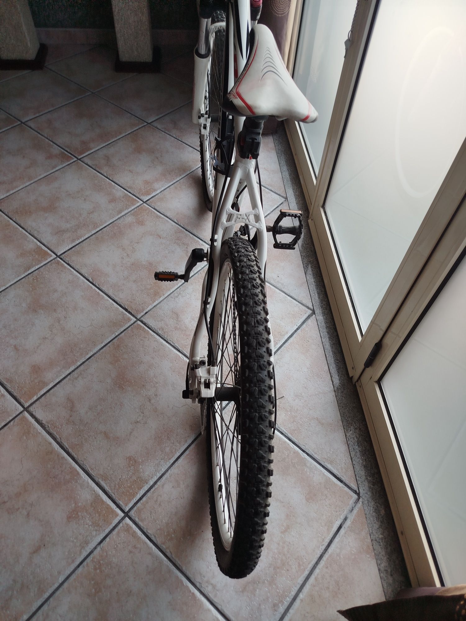 BTT com suspensão em bom estado