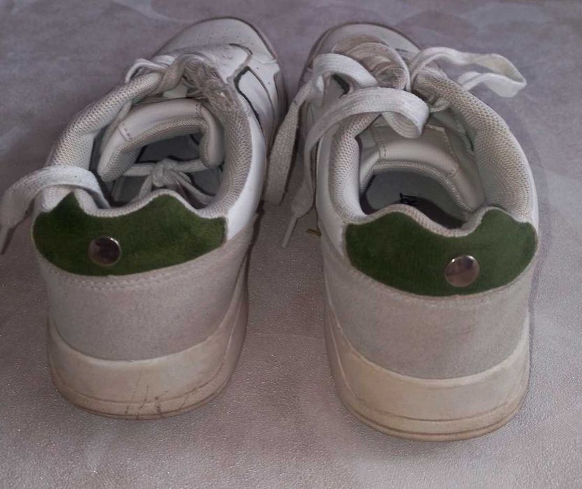 Жіночі білі шкіряні красівки