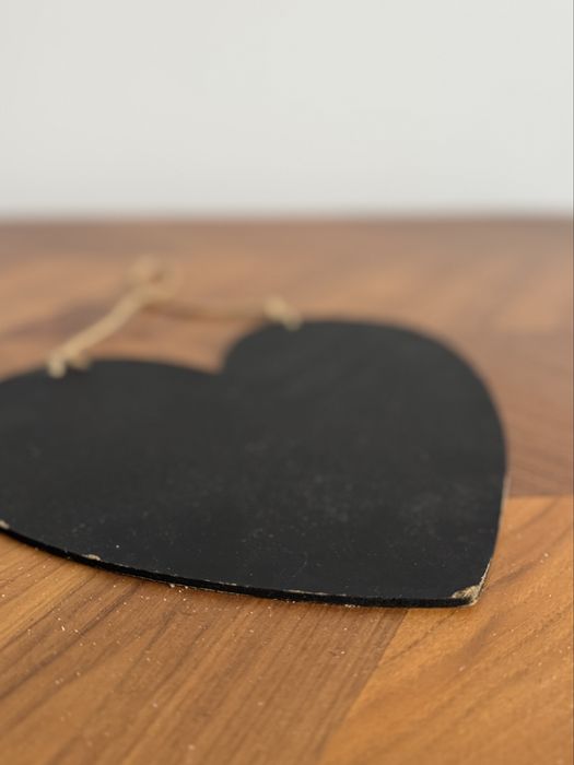 Czarna drewniana zawieszka serce tablica kredowa 20x24 cm, używana