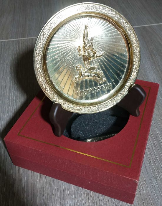 Казахстан. Сувенірна тарілка із зображенням Золотої людини