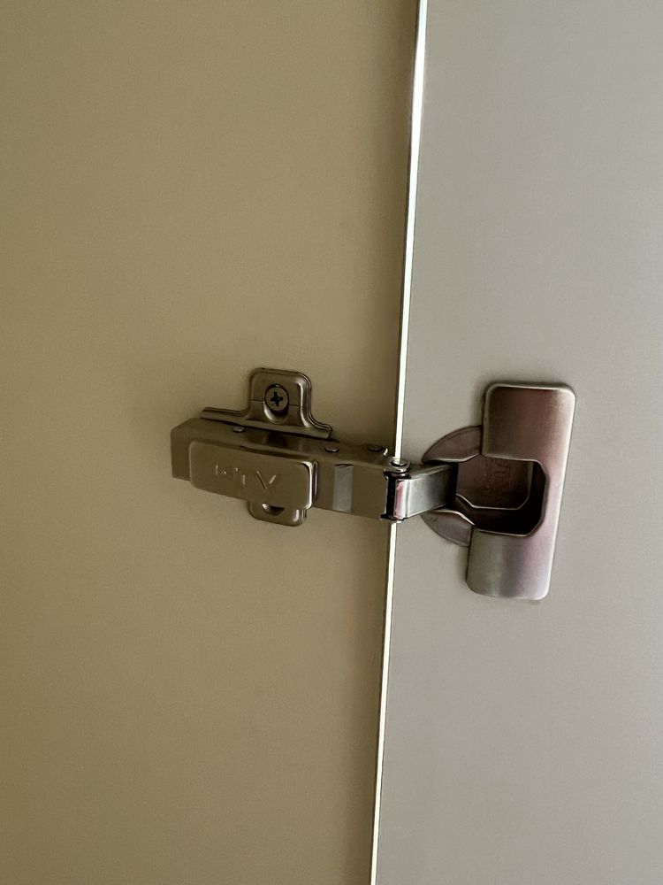 Продам шафу 240*82 і тумбу 103*55 в ідеальному стані