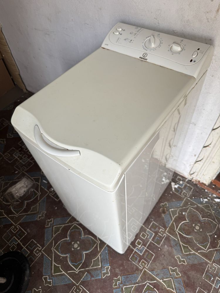 Стиральная машинка Indesit с вертикальной загрузкой