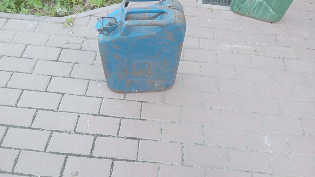 2 каністри з під бензину не протікають