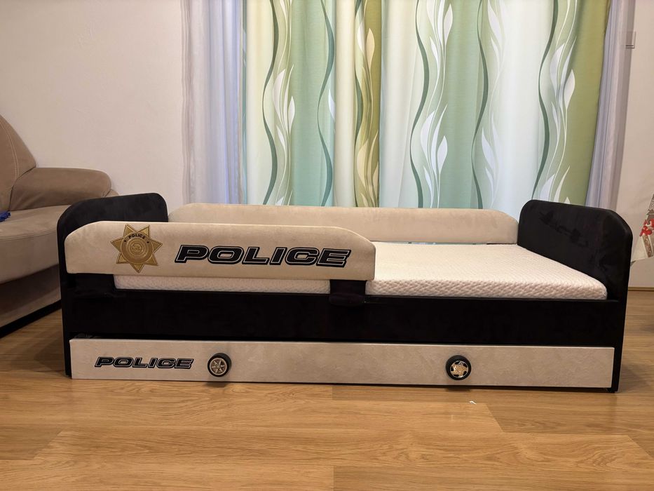 Rewelacyjne łóżko samochód police dla chłopca (materac w zestawie)