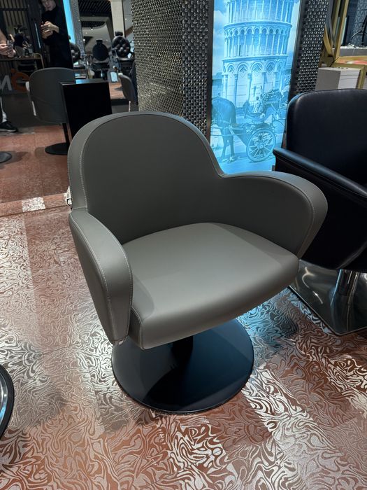 Cadeiras cabeleiriro e rampas lavar cabecas