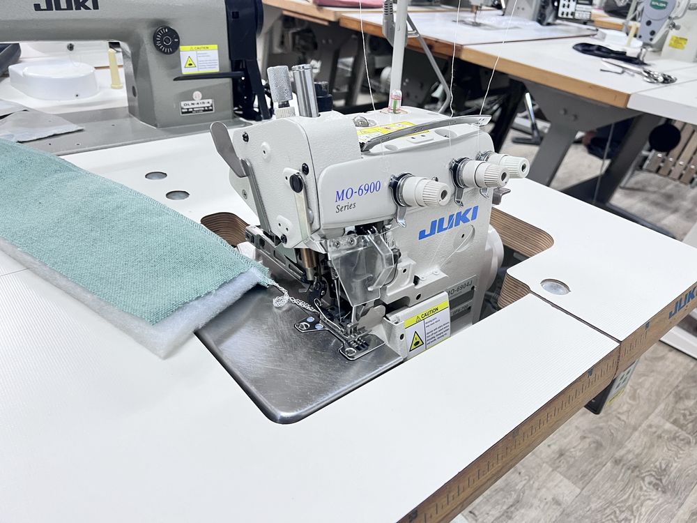 Overlock Juki MO 6904J 3-nitkowy, górny transport, ciężkie szycie 230v