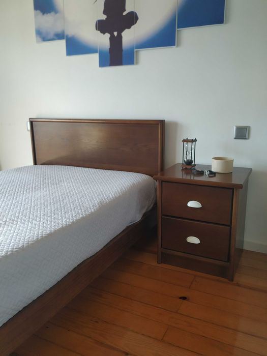 Cama, camiseiro e mesinha