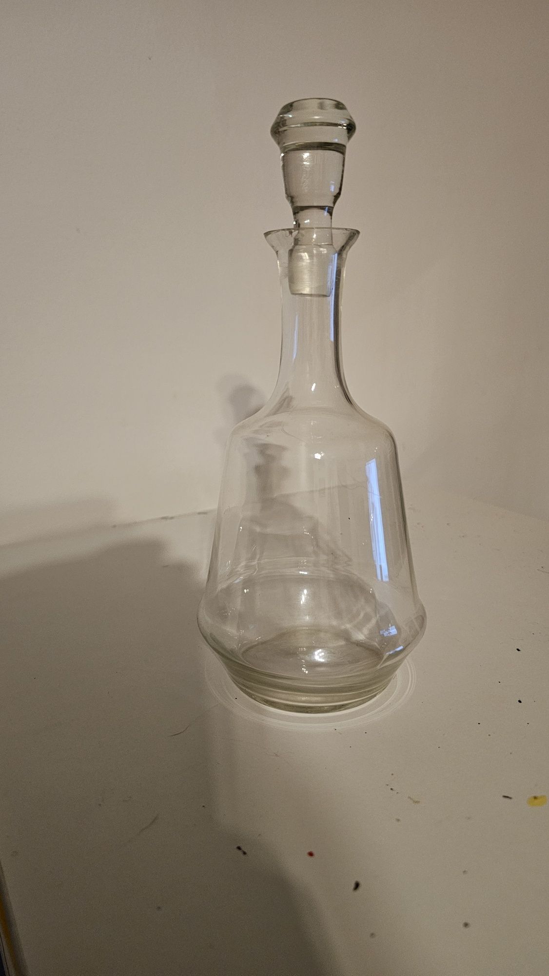 Karafka ze szkła białego 0,5 l. Uszczerbek na szyjce.