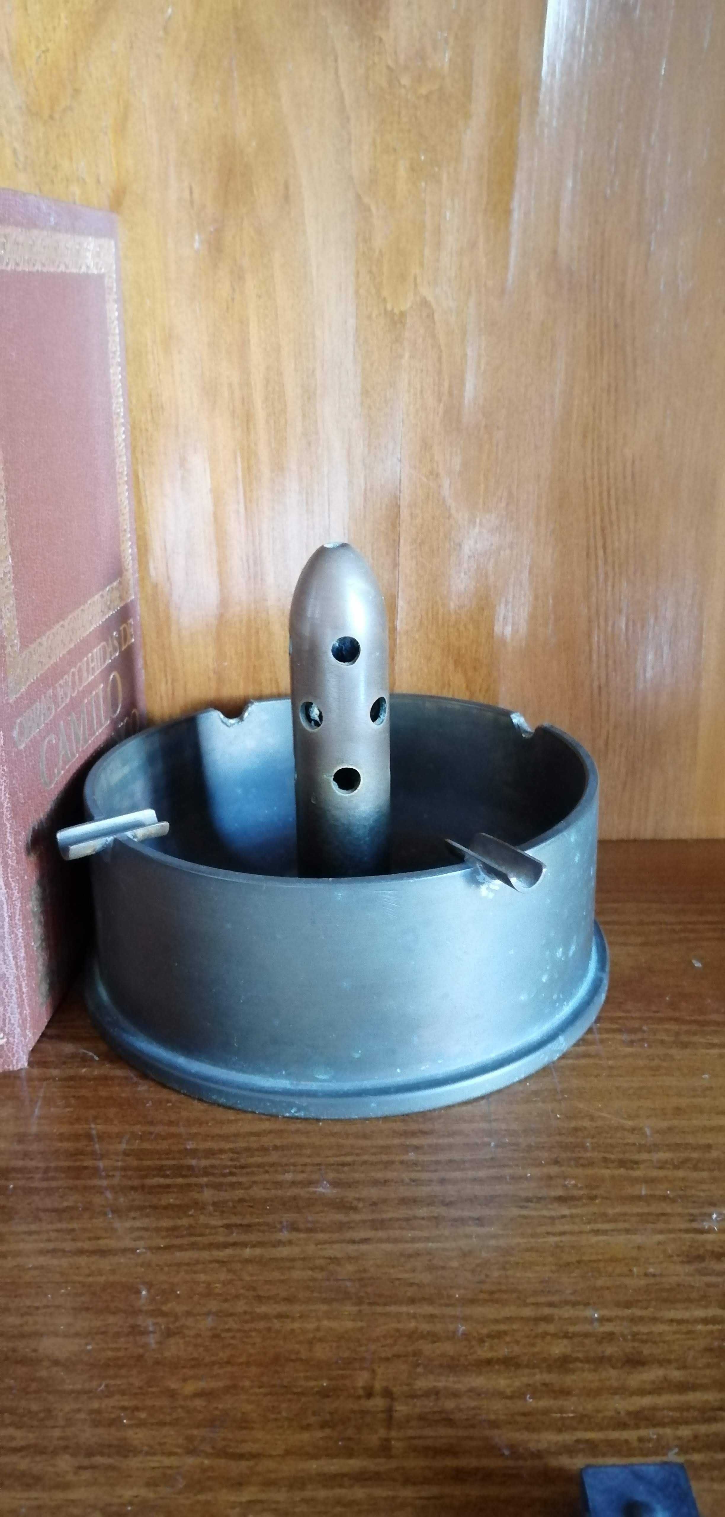 Peças decorativas e cinzeiro militar