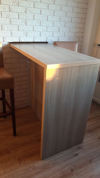 Zestaw stół i dwa Hokery