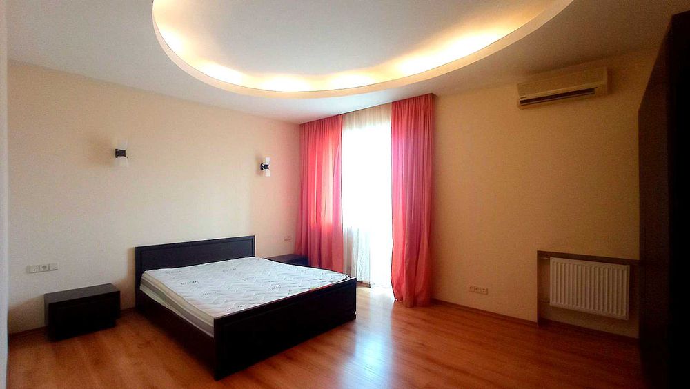 Здається 4-х кімн кв-ра в елітному будинку в Центрі