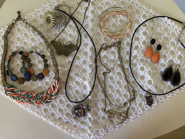 Bijuteria variada: pulseiras, colares e brincos