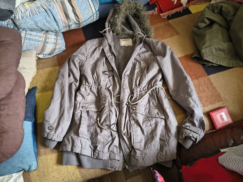 Szarą kurtka z kapturem