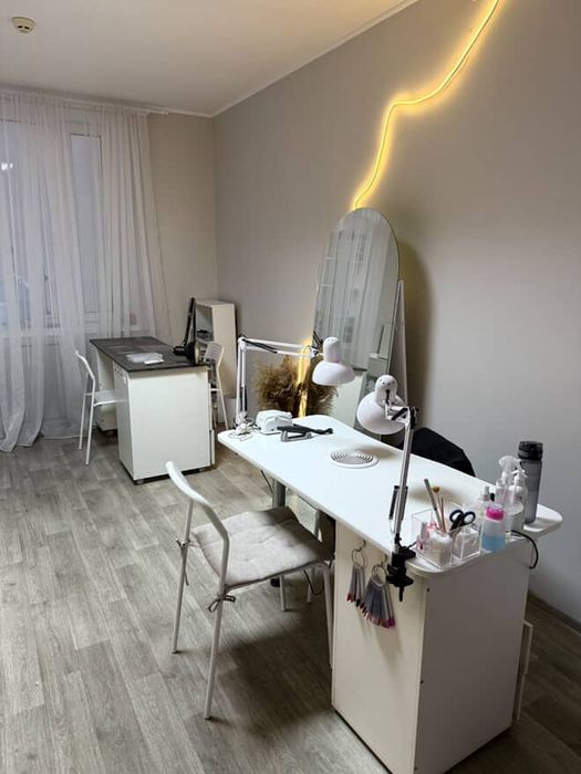 Здається робоче місце!СВІТЛО Є ПОСТІЙНО ! майстру манікюра ТЦ Барва