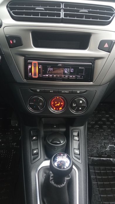 Продам авто, куплене новим в автосалоні.