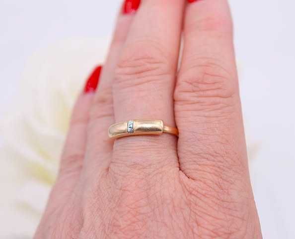 Złoty pierścionek p.585/2,32g z opalizującym kamieniem