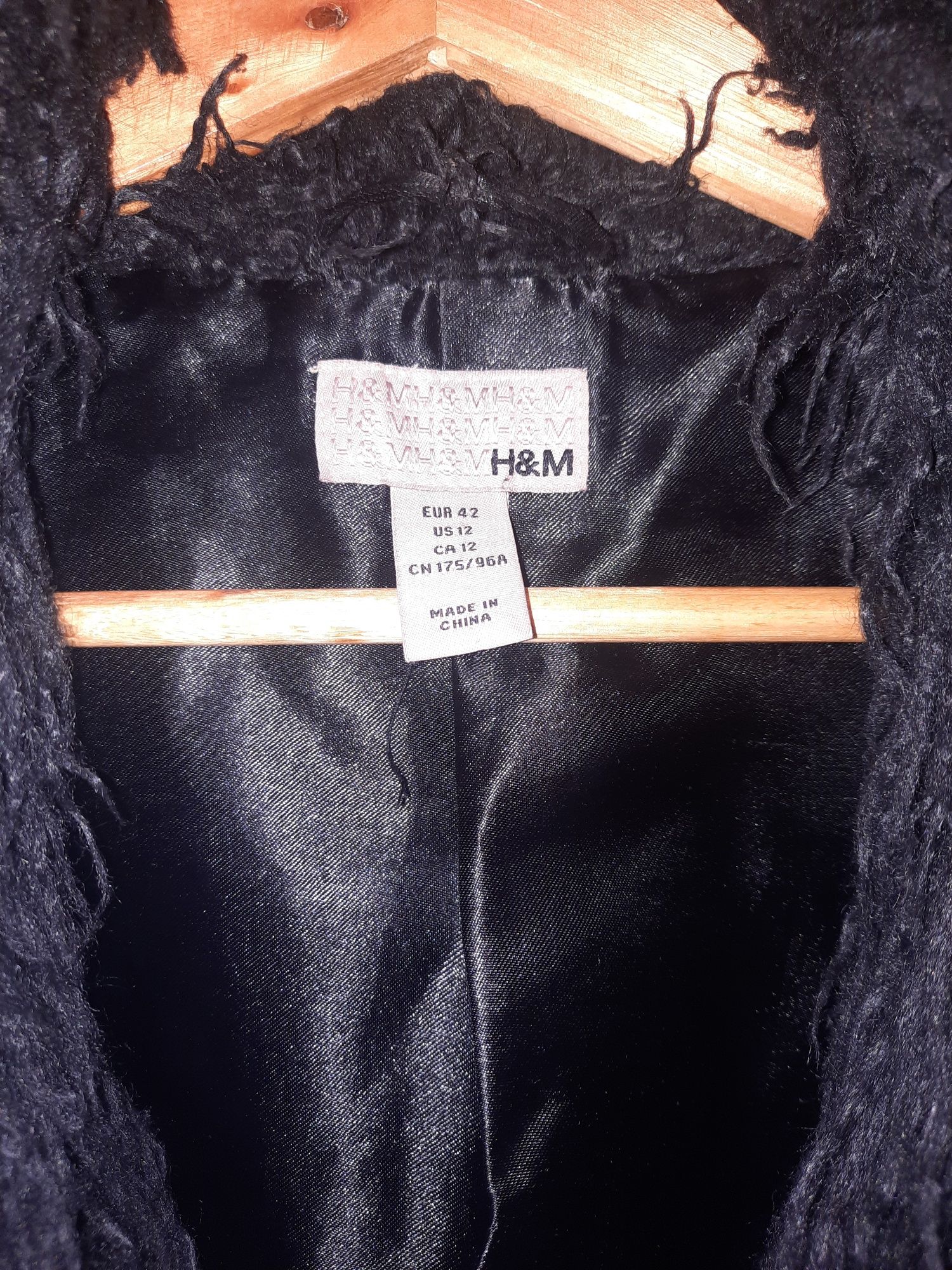 Шубка від H&M чорного кольору