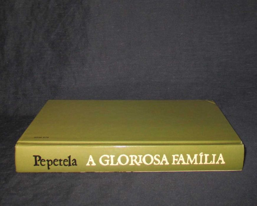 Livro A Gloriosa Família Pepetela