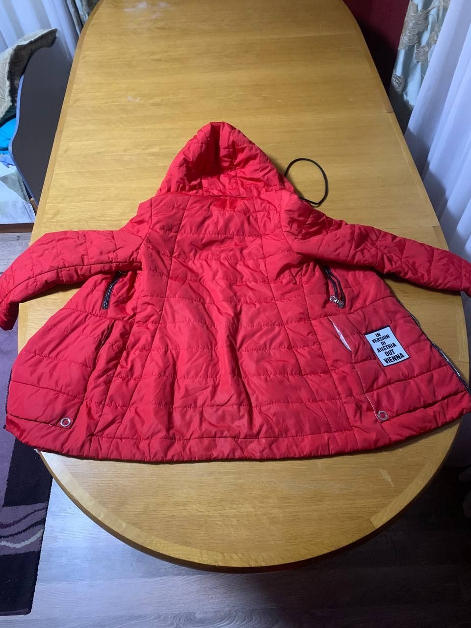 Червона дитяча куртка