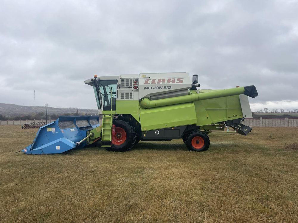 CLAAS MEDION 310 з 2-умя жатками та візком