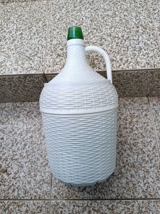 Garrafões de vidro forrados com plástico