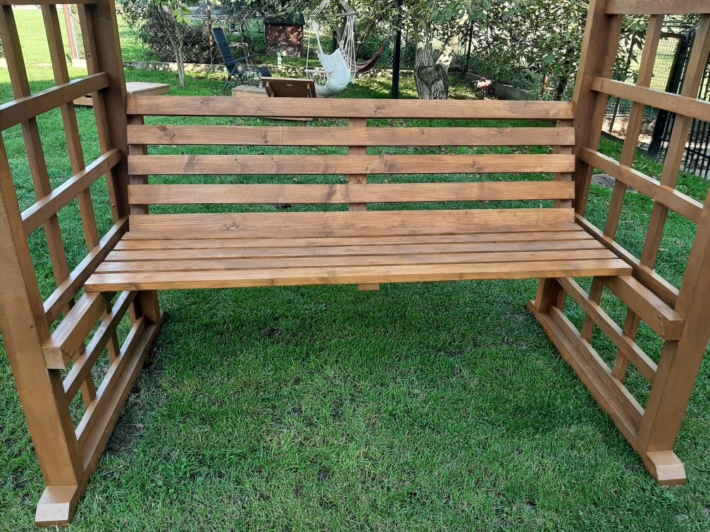 Pergola z ławką .