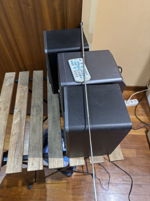 Rádio com colunas e antena