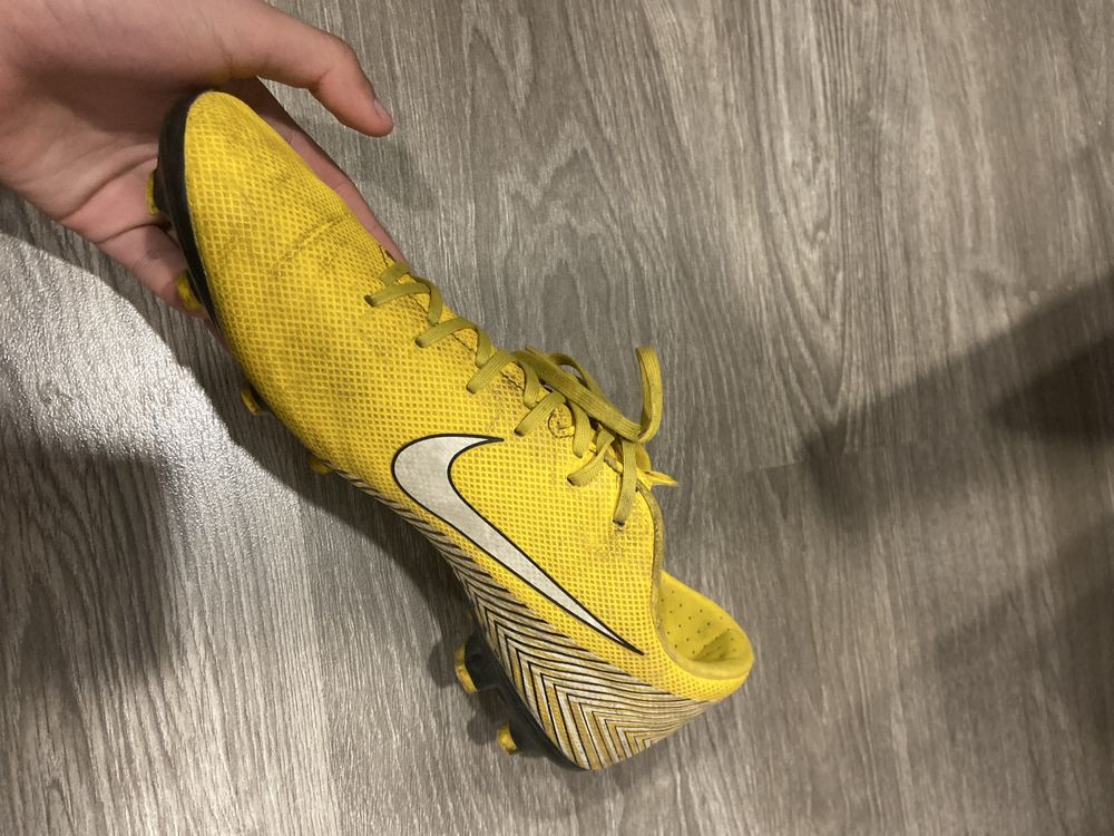 chuteira amarela da nike tamanho 42,5