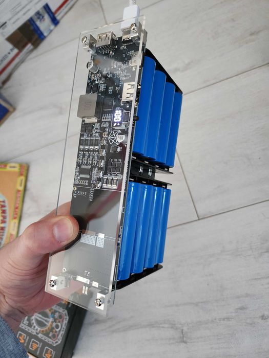Зарядна станція 80000мАм 100W корпус 16шт 21700 300Wh