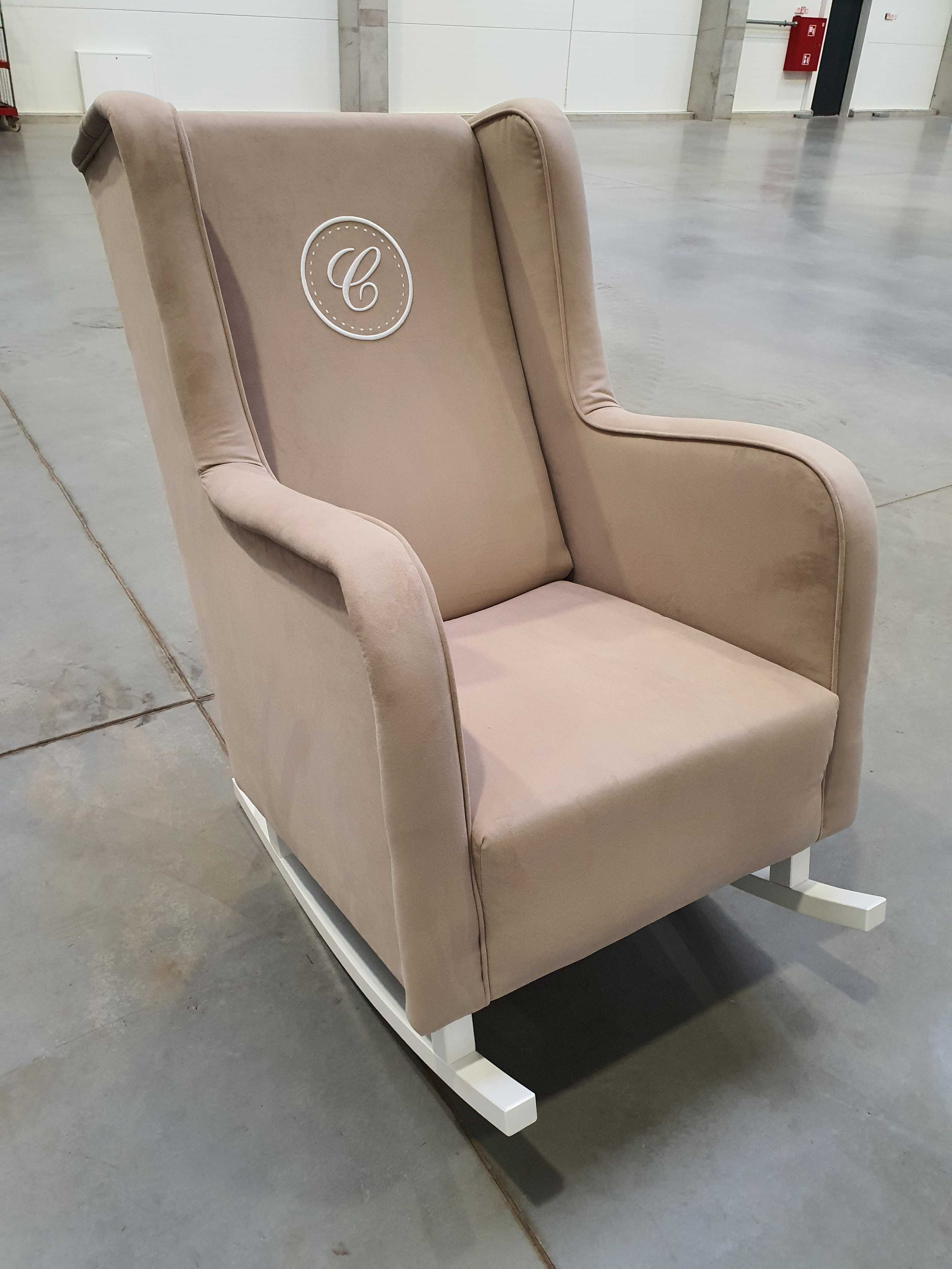 Fotel bujany Modern z emblematem Caramella