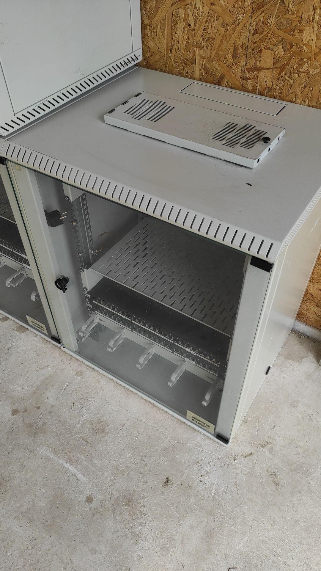 Szafa it rack używane jak nowe z wyposażeniem