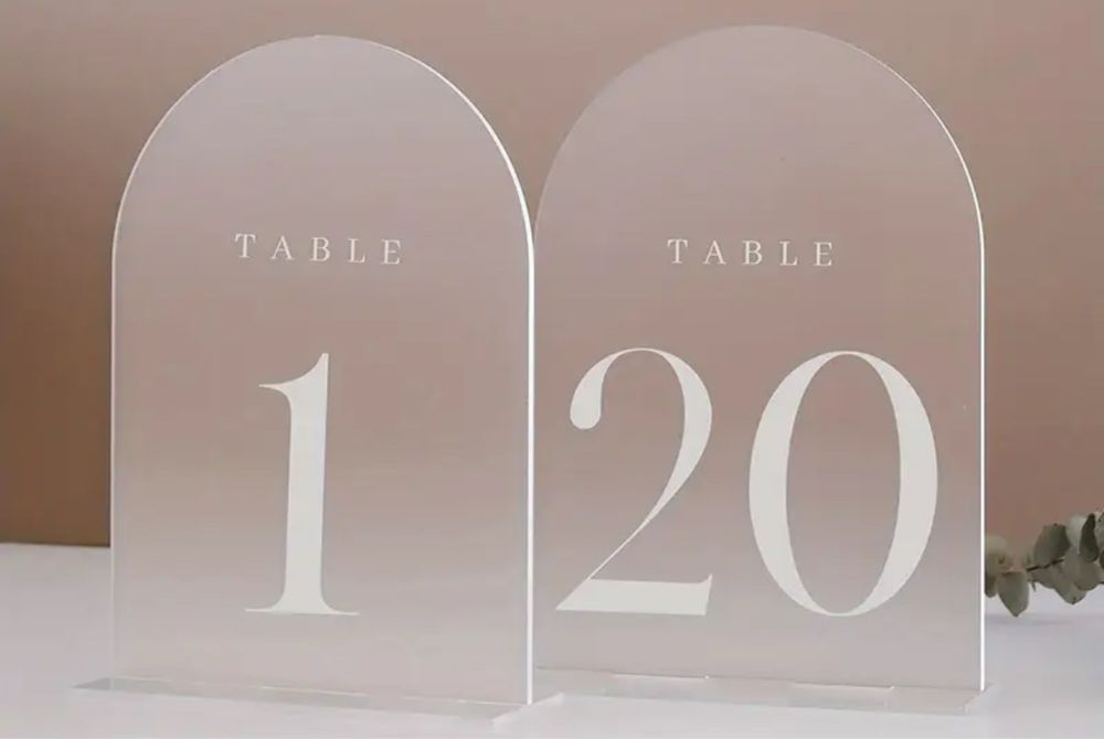 Tablice z numerkami na stoly