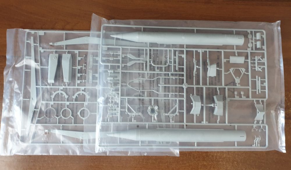 Сборная модель ракетный комплекс 9П117М1 Эльбрус  1/35 Trumpeter